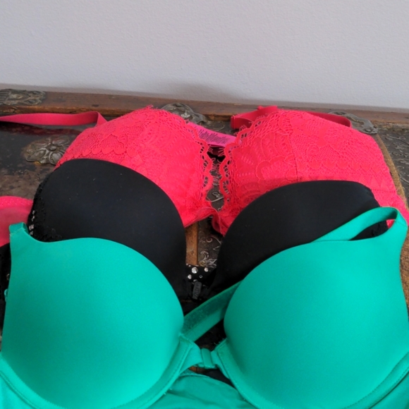 Bras!! - Picture 1 of 3